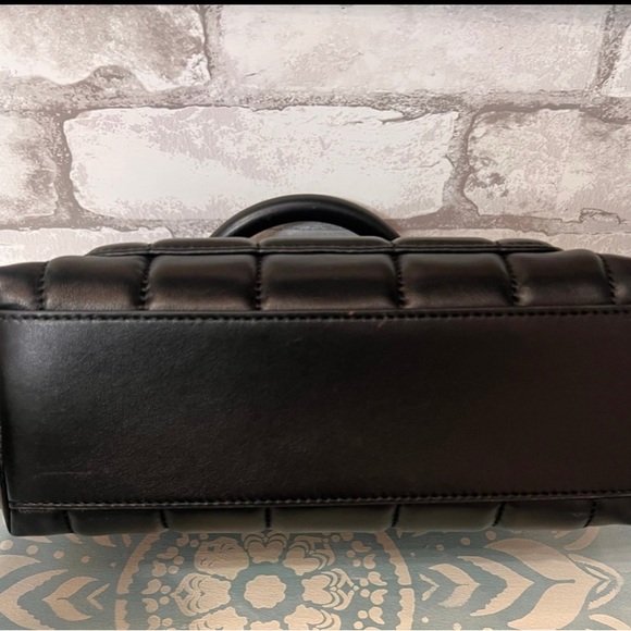 Tory Burch small Kira satchel. Black and Gold Quilted leather. Crossbody Bag - Picture 5 of 9